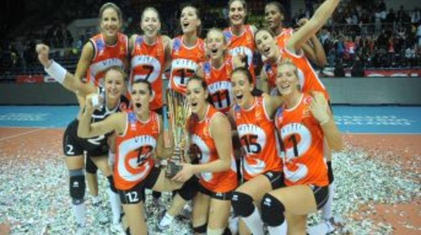 Fenerbah&ccedil;e'yi 3 - 1 Eczacıbaşı VitrA S&uuml;per Kupa'yı ilk kez kazandı