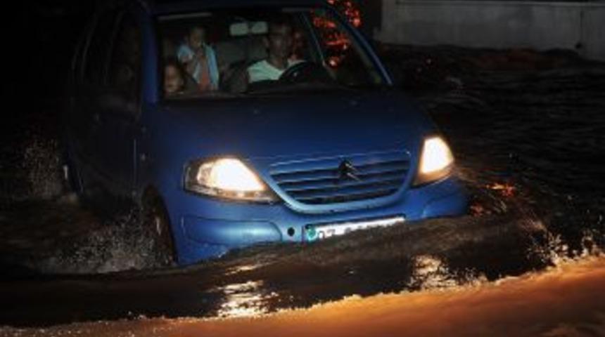 Sağanak yağış yolları g&ouml;le &ccedil;evirdi, ara&ccedil;lar suda mahsur kaldı