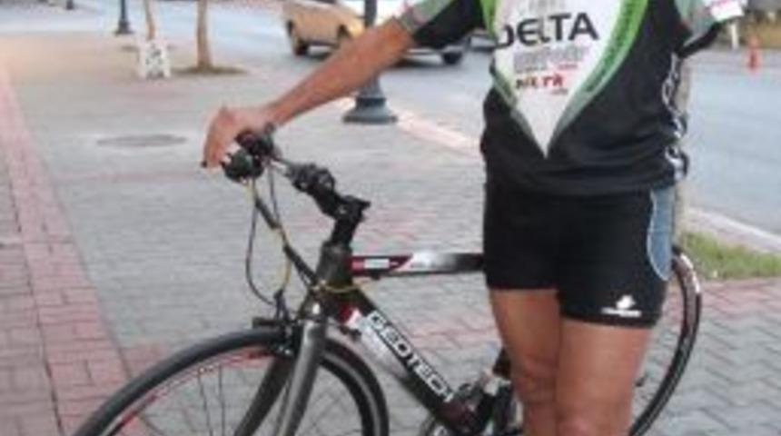 Koşan adam, uluslararası triatlon yarışında da engel tanımıyor