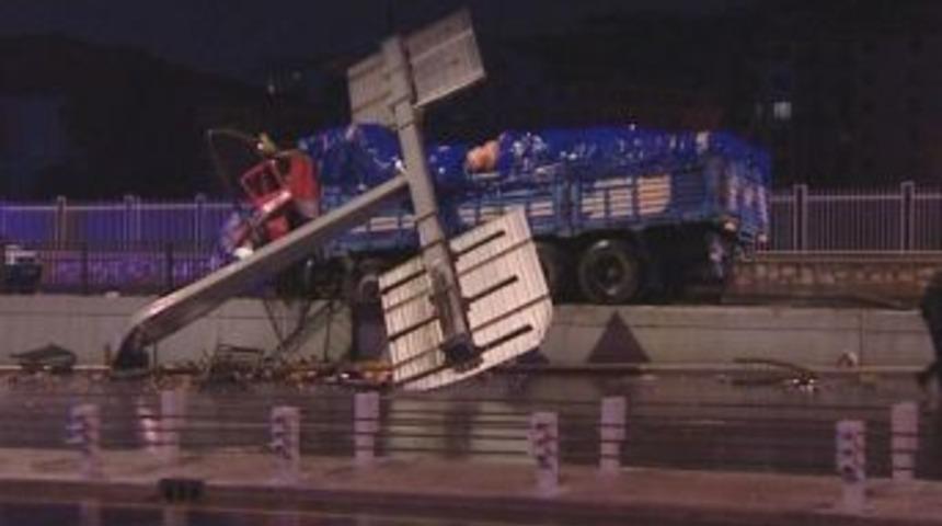 Ankara'da kaza: 4 tonluk y&ouml;n levhasını 10 metre s&uuml;r&uuml;kledi