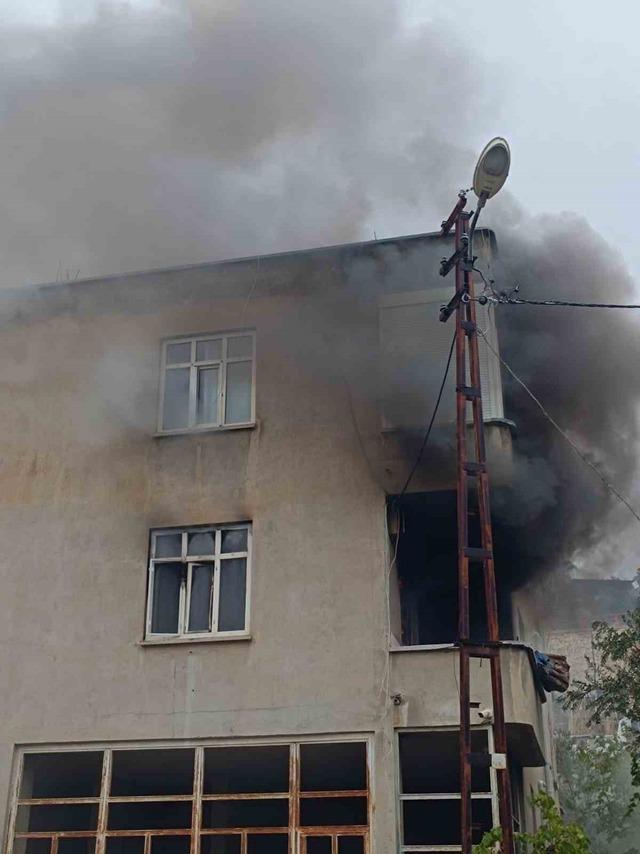 Ev yangınında mahsur kalan kadın kurtarıldı 1