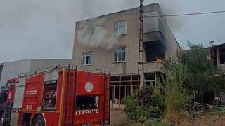 Ev yangınında mahsur kalan kadın kurtarıldı
