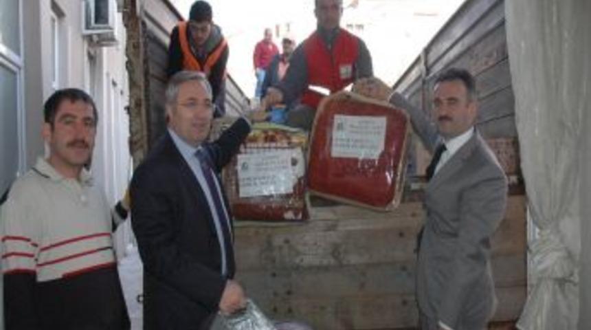 Gemlikliler depremzedeler i&ccedil;in topladıkları yardımları Van&rsquo;a g&ouml;nderdi