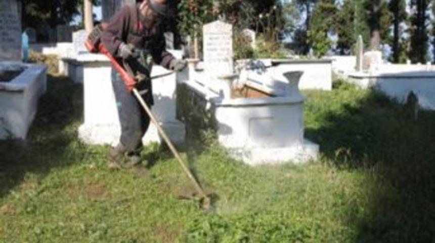 Kabristanlıklar bayrama hazır