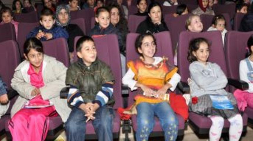 &Ccedil;ocuklar 'Mesneviden Ders Aldım' oyununu beğendi