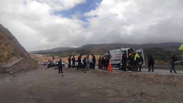 Malatya&rsquo;da iki otomobil &ccedil;arpıştı: 6 yaralı 1