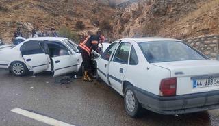 Malatya&rsquo;da iki otomobil &ccedil;arpıştı: 6 yaralı