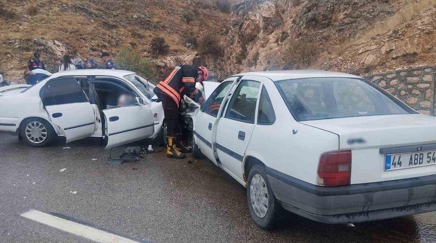 Malatya&rsquo;da iki otomobil &ccedil;arpıştı: 6 yaralı