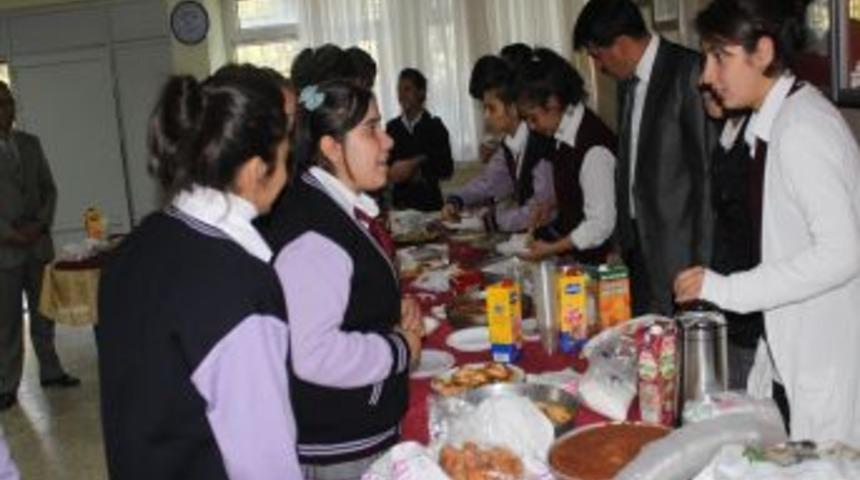 Kız Meslek Lisesi &ouml;ğrencileri, depremzedeler i&ccedil;in kermes d&uuml;zenledi
