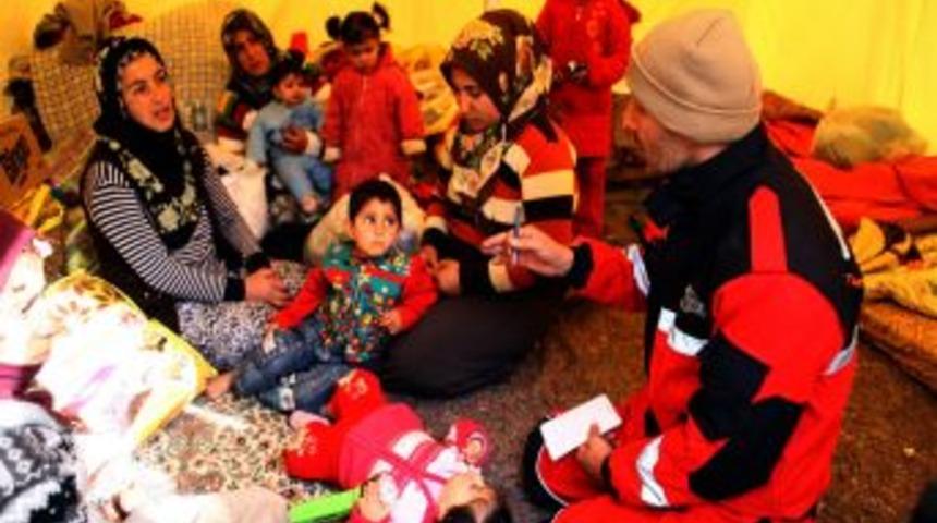 Depremzede &ccedil;ocuklar, travmadan drama oynayarak uzaklaşıyor