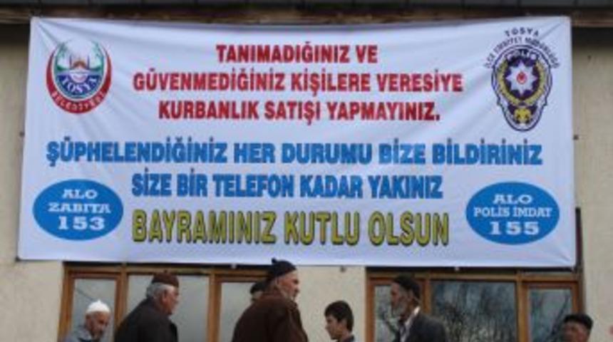 Polis, sahteciliğe karşı pankart a&ccedil;tı