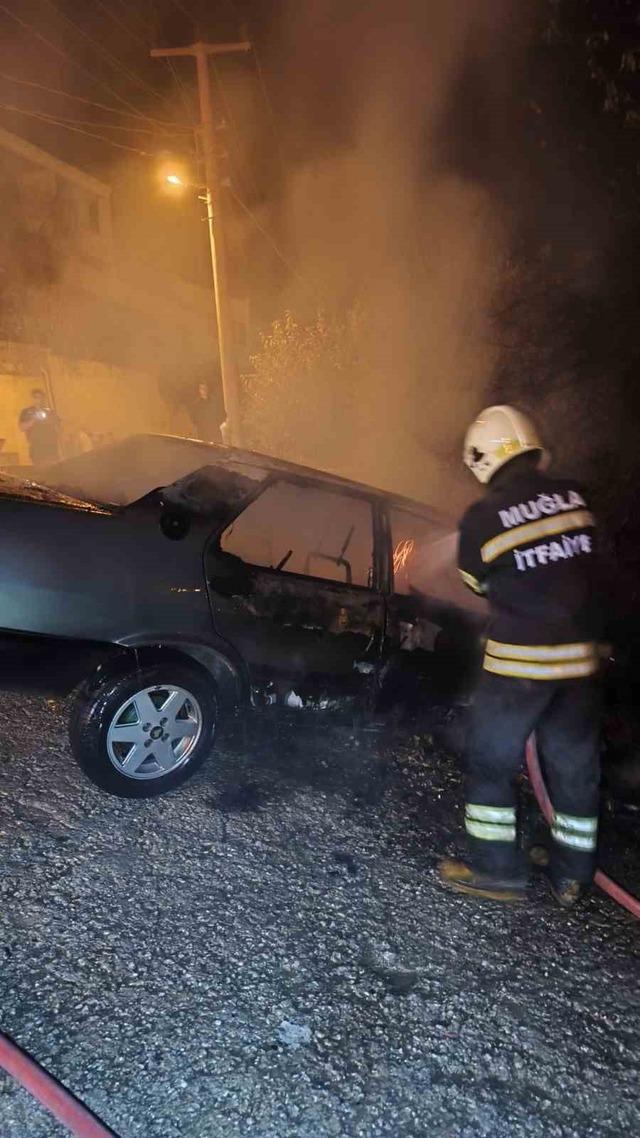 Bodrum&rsquo;da kaza yapan otomobil alev aldı 1