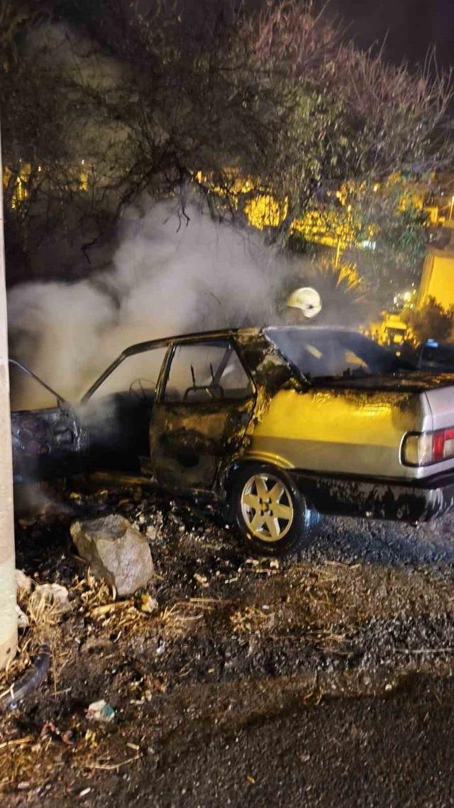 Bodrum&rsquo;da kaza yapan otomobil alev aldı 2