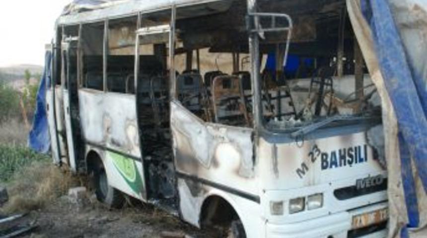 Kundaklanan 4 belediye otob&uuml;s&uuml; kullanılamaz hale geldi