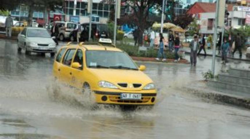 Kırşehir'de caddeleri g&ouml;le &ccedil;eviren yağmur, trafiği aksattı