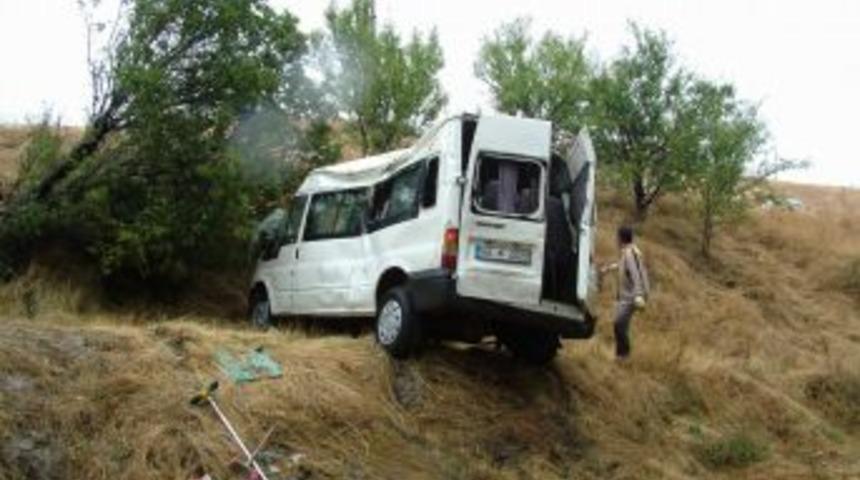 Yozgat&rsquo;ta minib&uuml;s şarampole yuvarlandı: 14 yaralı