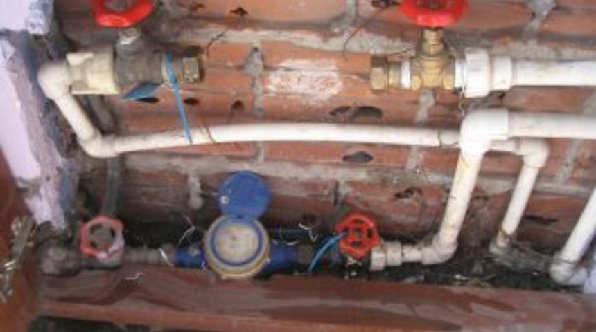 Su saati hırsızı g&uuml;venlik kamerasında