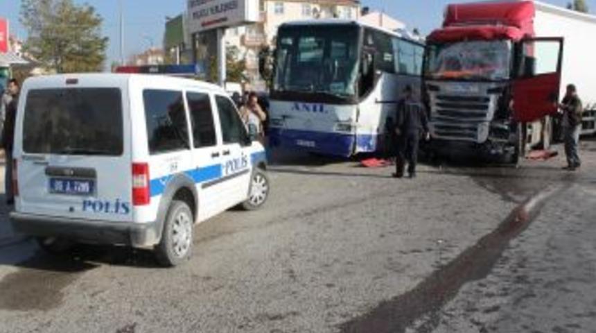 Trafik ışıkları &ccedil;alışmayan kavşakta 4 ara&ccedil; birbirine girdi: 11 yaralı