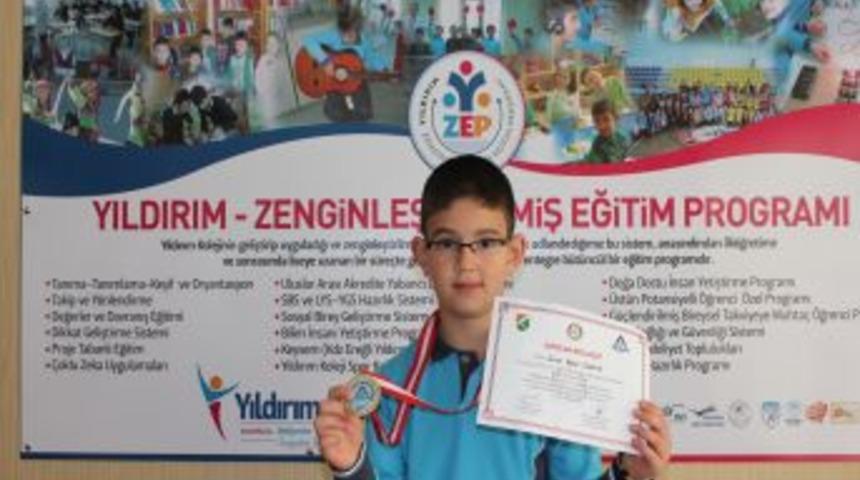 Yıldırım Koleji &ouml;ğrencisi satran&ccedil; şampiyonu oldu