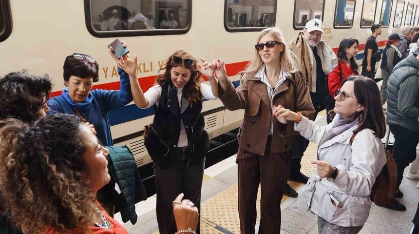 Turistik Karaelmas Ekspresi yolcularını Madenci Korosu coşkuyla karşıladı