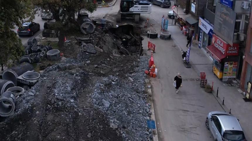 Ey&uuml;psultan Bulvarı&rsquo;nda altyapı &ccedil;alışmaları sırasında kısmi g&ouml;&ccedil;&uuml;k