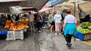 Alanya’da sağanak pazar yerini göle çevirdi