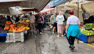 Alanya&rsquo;da sağanak pazar yerini g&ouml;le &ccedil;evirdi