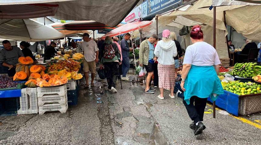 Alanya&rsquo;da sağanak pazar yerini g&ouml;le &ccedil;evirdi