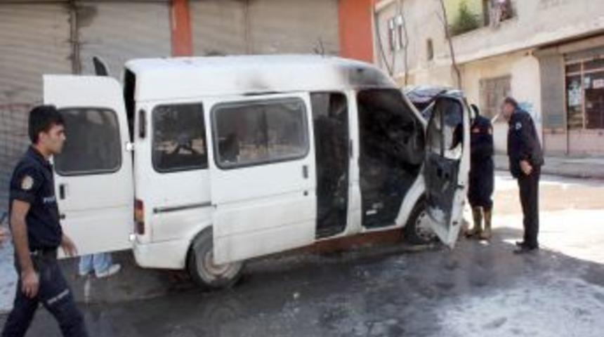 Mersin&rsquo;de polis otosuna molotoflu saldırı: 2 polis yaralı