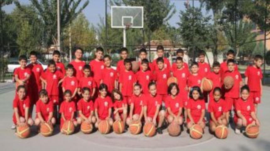 Belediyenin &uuml;cretsiz basketbol kursunda formalar da bedava