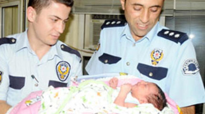 2 g&uuml;nl&uuml;k bebek sokağa atılmış...