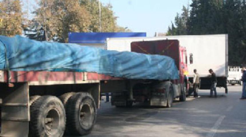 TIR, kaldırımda y&uuml;r&uuml;yen kadını ezdi