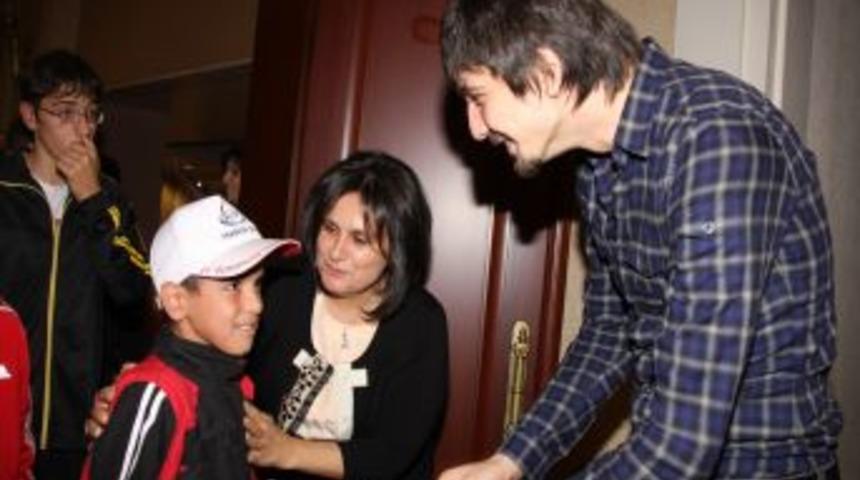 Trabzonsporlu Tolga&rsquo;dan yetiştirme yurdu &ouml;ğrencilerine moral