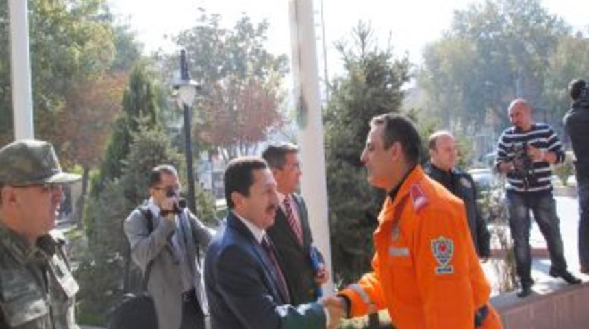 Erciş'te 108 saat sonra canlı &ccedil;ıkaran kurtarma ekibini vali karşıladı