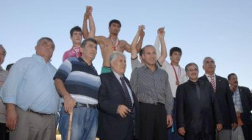 Ceyhan Belediyesi g&uuml;reş takımı şampiyon oldu.