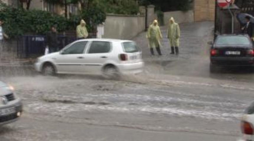 Ani yağmur, Başbakan'ın evinin &ouml;n&uuml;ndeki caddeyi g&ouml;le &ccedil;evirdi