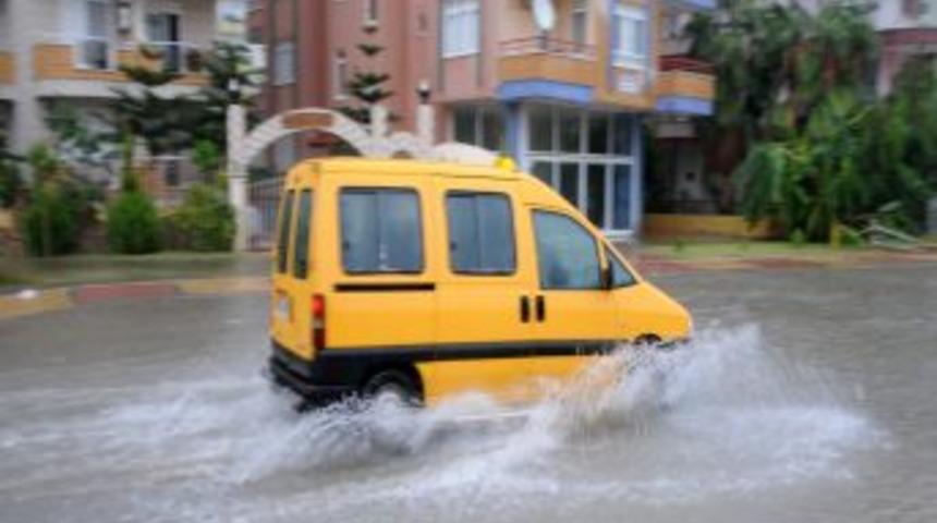 Alanya'da etkili olan yağış, taşkınlara yol a&ccedil;tı