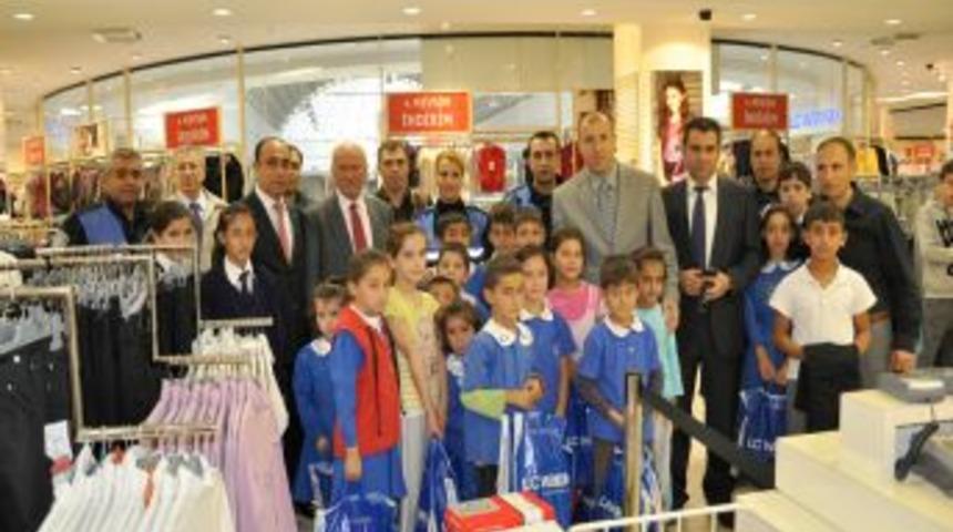 200 ihtiya&ccedil; sahibi &ouml;ğrencinin bayram &ouml;ncesi y&uuml;z&uuml; g&uuml;ld&uuml;