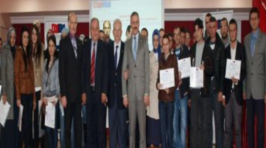 Gen&ccedil; girişimciler sertifikalarını aldı