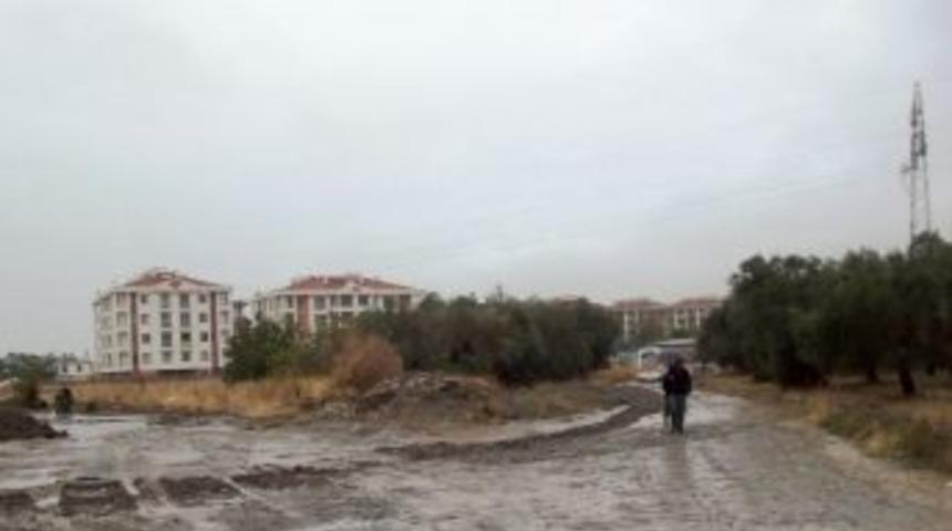 Okul yolu &ccedil;amur oldu, &ouml;ğrenciler pa&ccedil;aları sıvadı