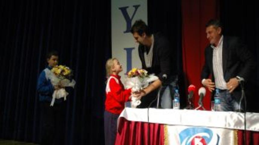 Mehmet Okur, B&uuml;y&uuml;k Kolej'de d&uuml;zenlenen s&ouml;yleşiye katıldı