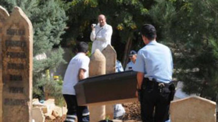 Sır &ouml;l&uuml;m, 3 kardeşin mezarını a&ccedil;tırdı