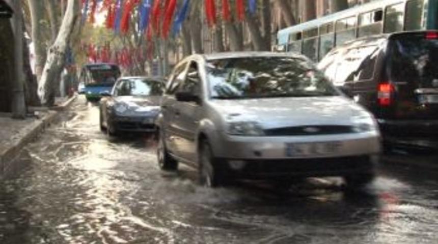 İ&ccedil;erde zirve, dışarıda su baskını