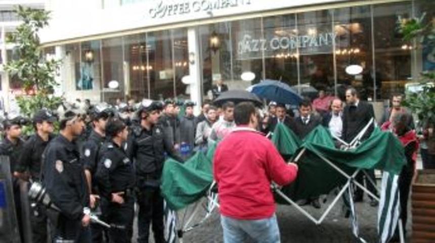 Yağmura hazırlıksız yakalanan polisler sırılsıklam oldu