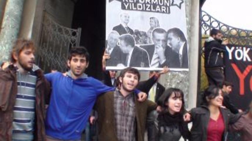 &Ouml;ğrenciler &uuml;niversite &ouml;n&uuml;nde Y&Ouml;K&rsquo;&uuml; protesto etti