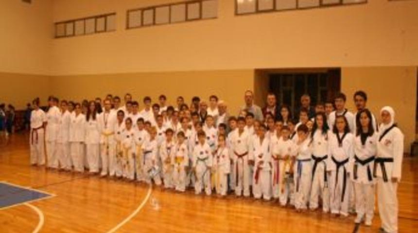 Akçay Belediyespor'un tekvandocuları kuşak heyecanı yaşadı