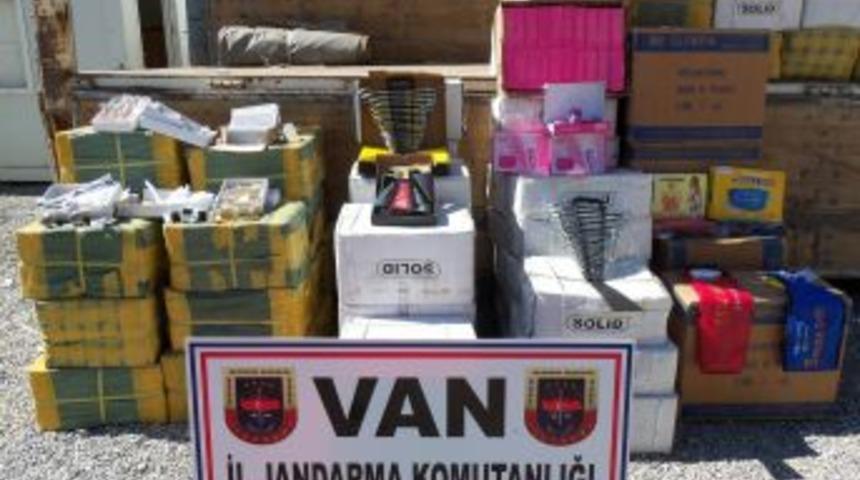 Başkale'de g&uuml;mr&uuml;k ka&ccedil;ağı elektronik eşya ele ge&ccedil;irildi