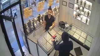 Bir garip soygun girişimi: Kuyumcuyu soyacaktı, tuzağa düştü