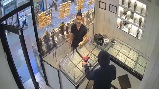 Bir garip soygun girişimi: Kuyumcuyu soyacaktı, tuzağa düştü