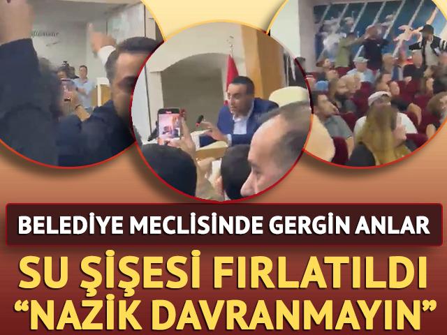 &Ccedil;iğli Belediye Meclisinde gerginlik! Su şişesi fırlatıldı: "Nazik davranmayın"